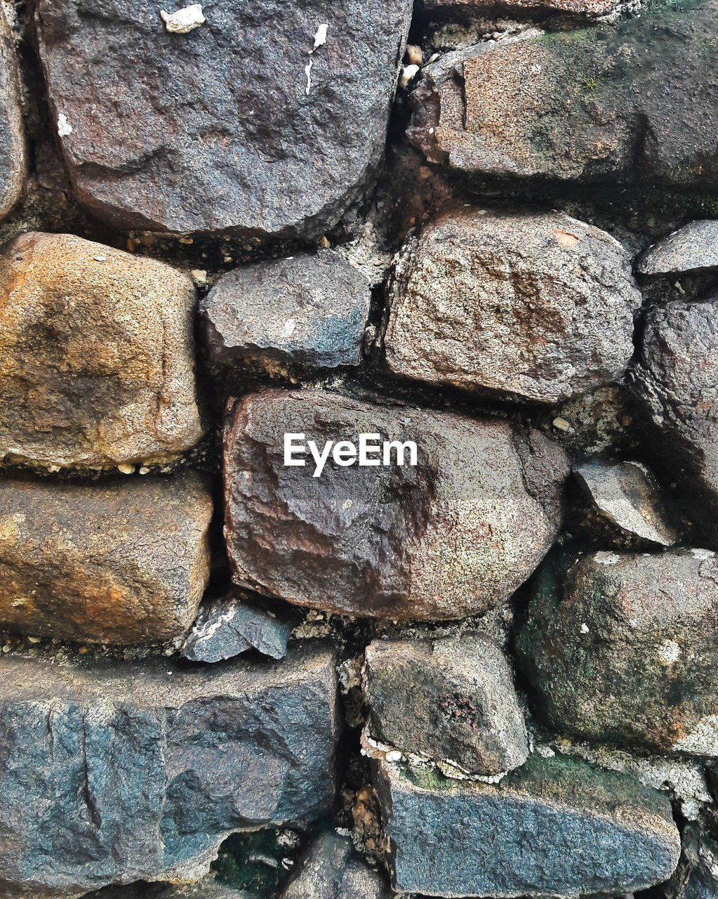 CLOSE-UP OF STONE WALL