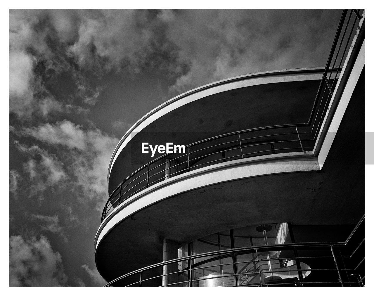 LOW ANGLE VIEW OF MODERN BUILDINGS AGAINST SKY