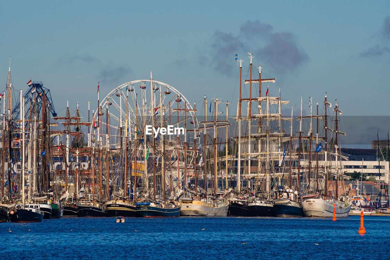 FERRIS WHEEL IN AMUSEMENT PARK