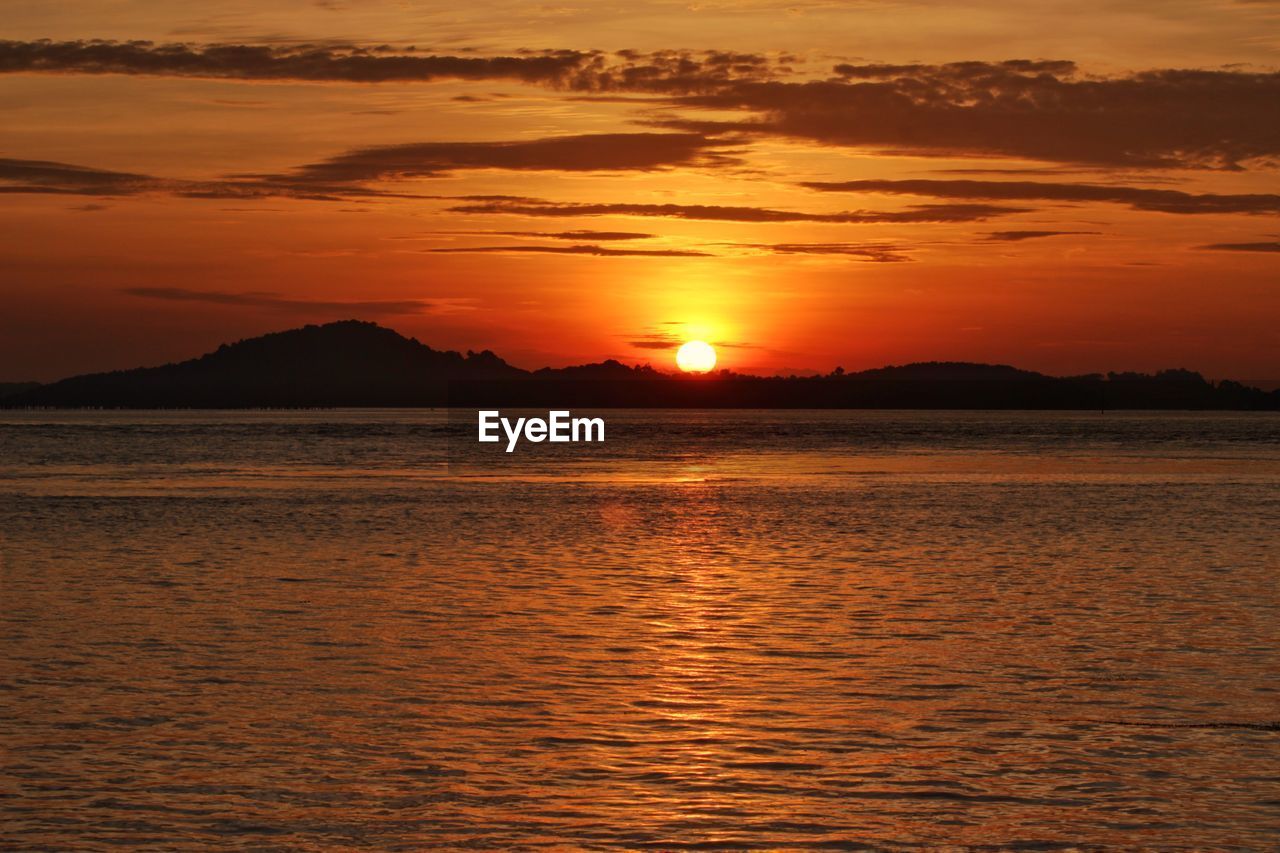 SCENIC VIEW OF SEA AT SUNSET