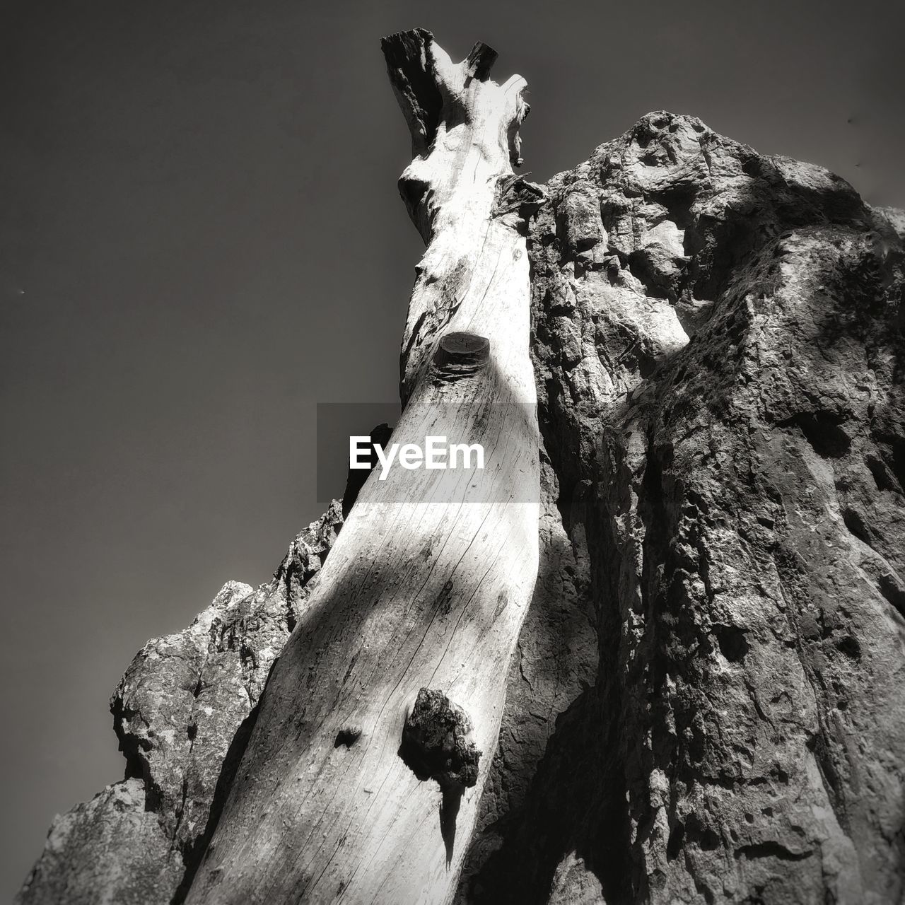 LOW ANGLE VIEW OF ROCK AGAINST SKY