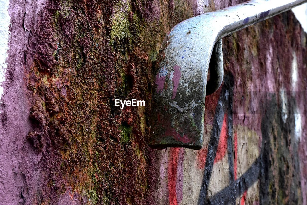 CLOSE-UP OF RUSTY METALLIC STRUCTURE