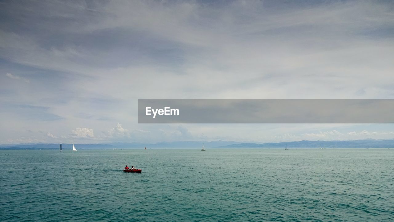 SAILBOAT ON SEA AGAINST SKY