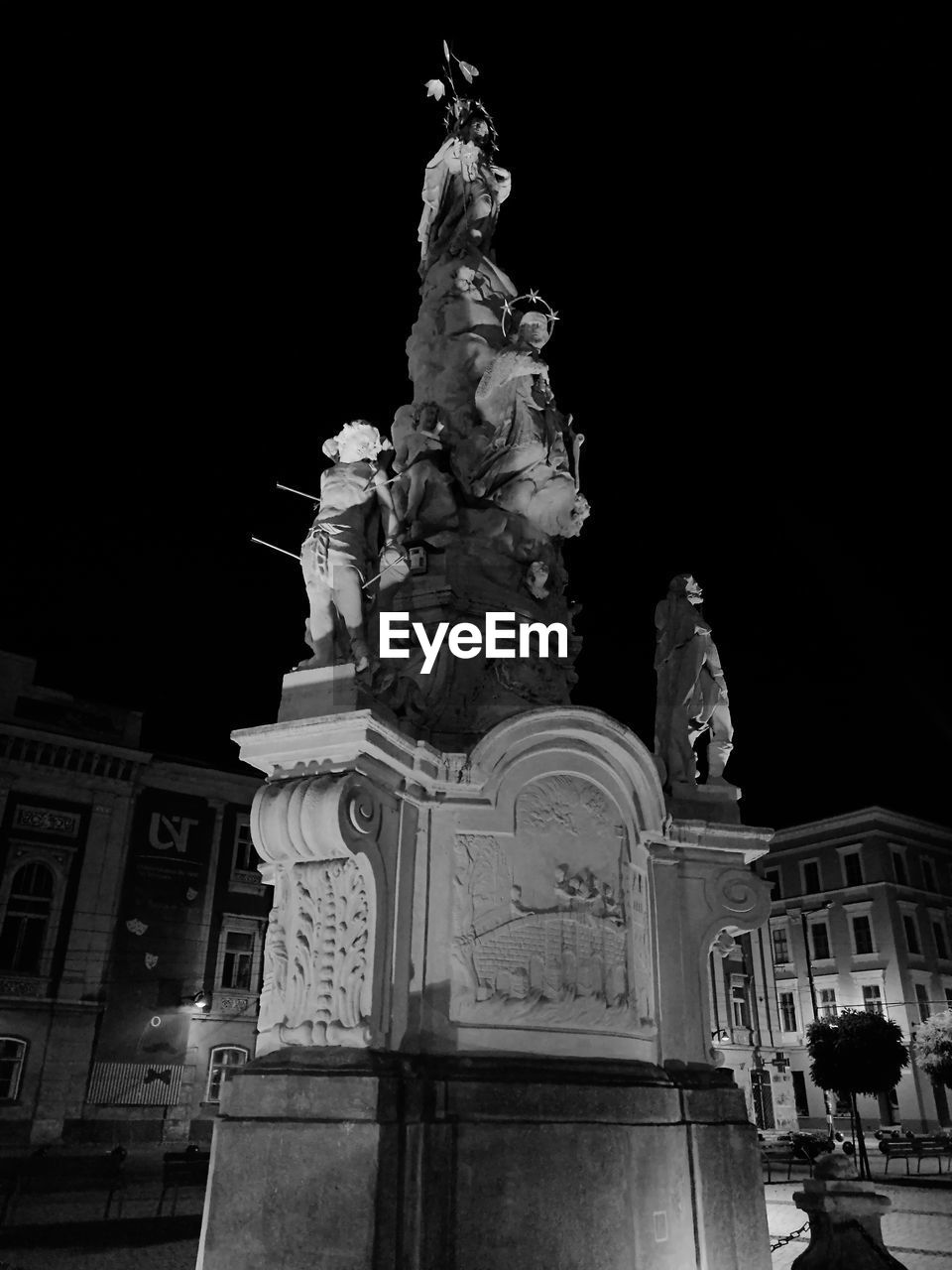 LOW ANGLE VIEW OF STATUE AGAINST SKY AT NIGHT