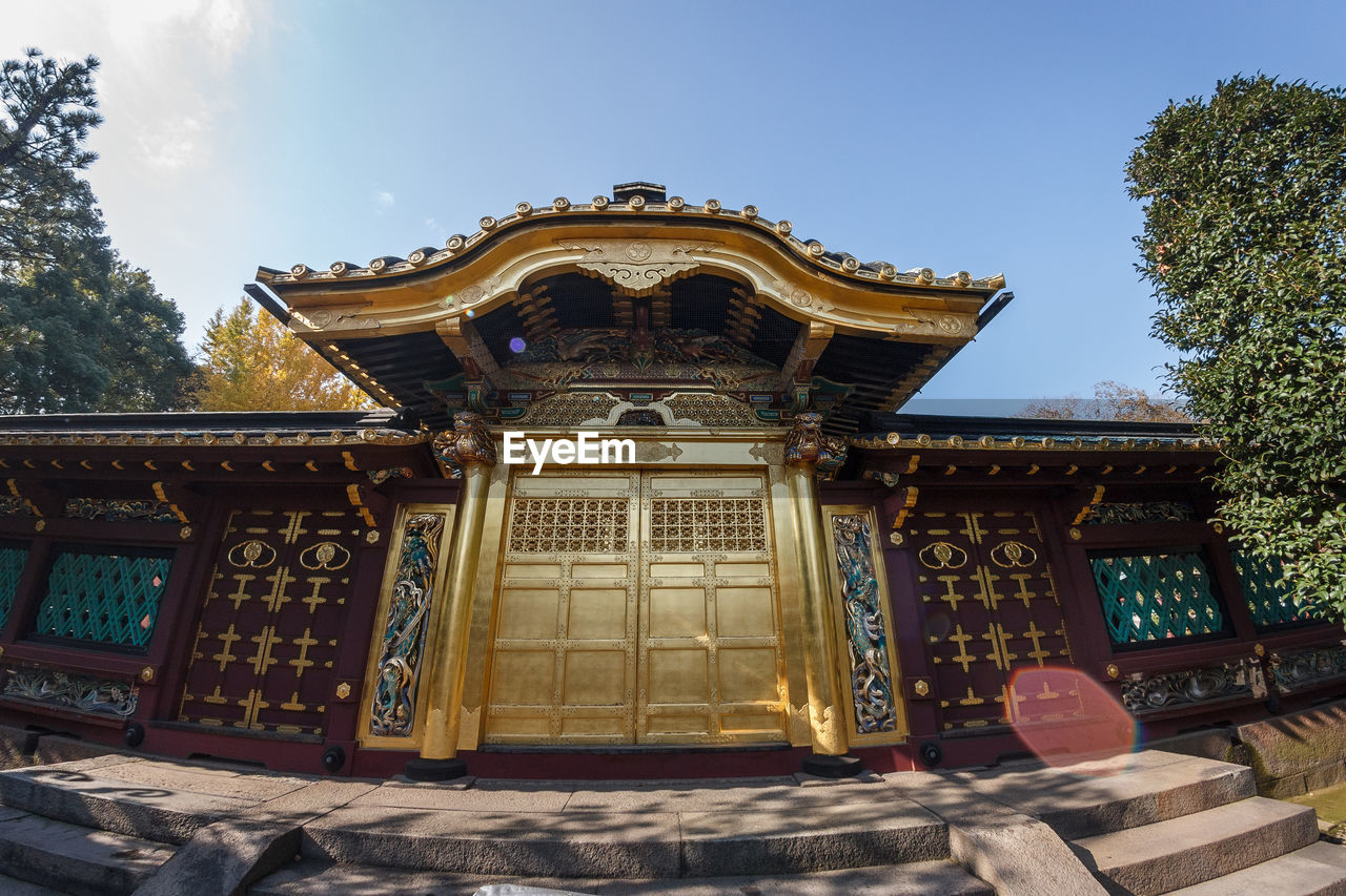 LOW ANGLE VIEW OF TRADITIONAL BUILDING AGAINST SKY