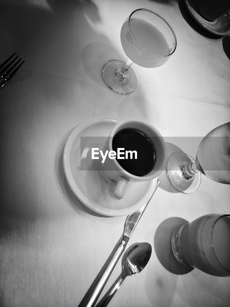 HIGH ANGLE VIEW OF COFFEE AND CUP ON TABLE