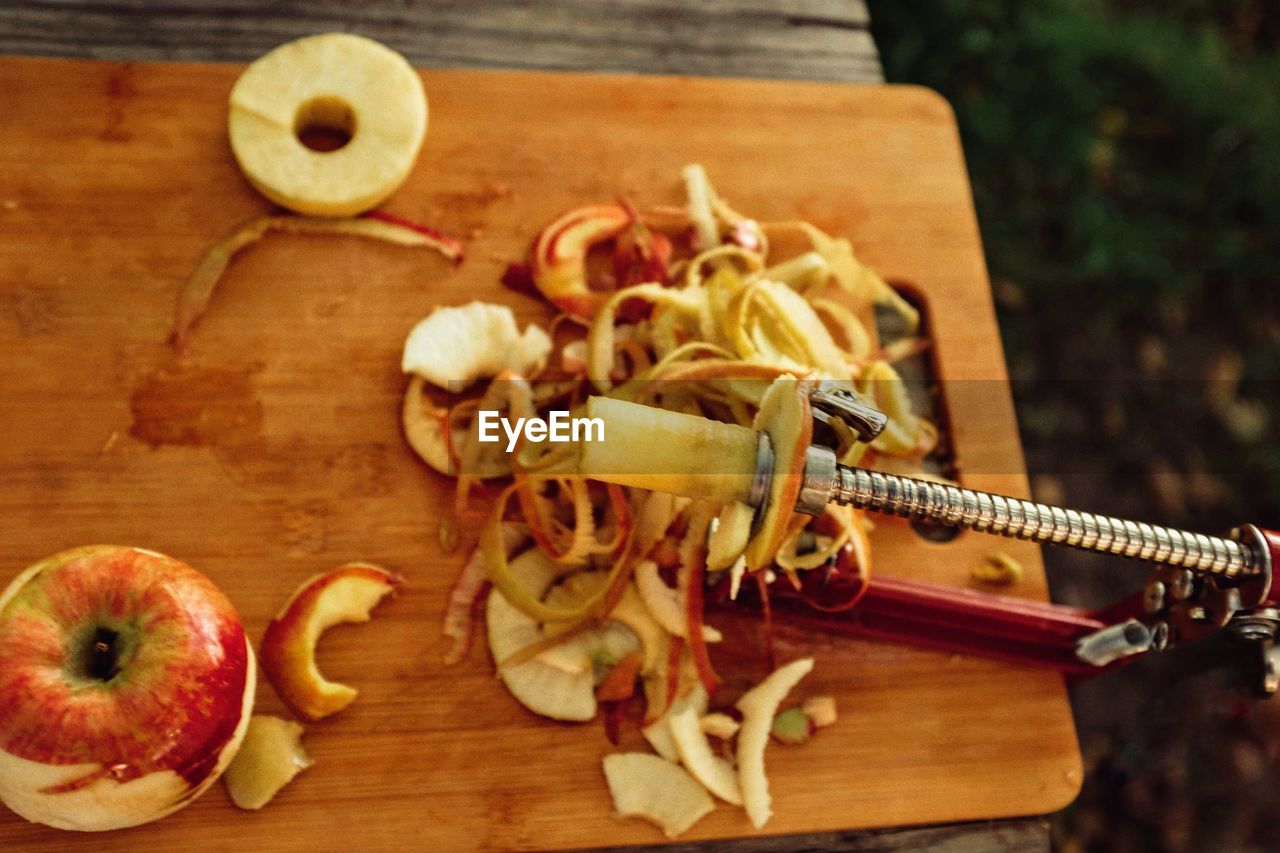 HIGH ANGLE VIEW OF FRUITS ON CUTTING BOARD