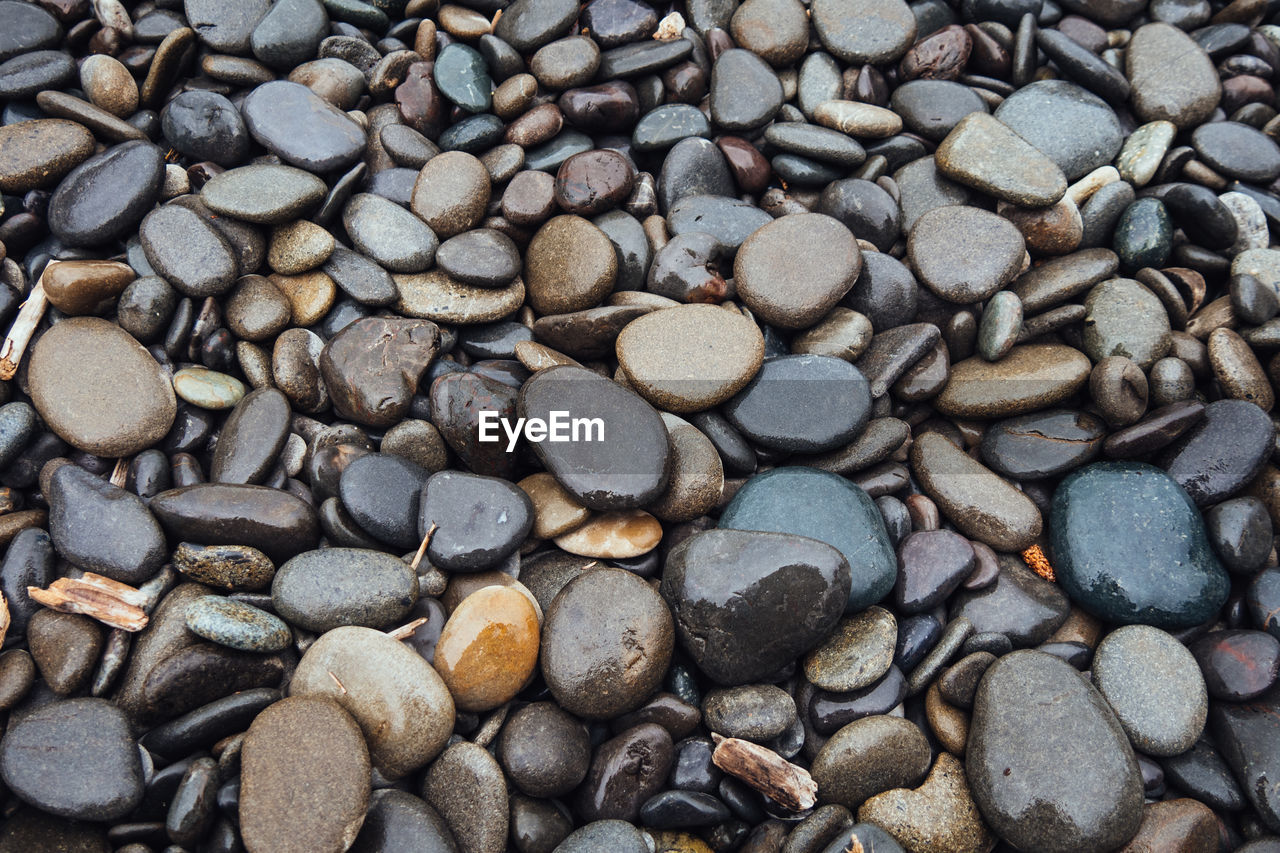 FULL FRAME SHOT OF PEBBLES ON GROUND