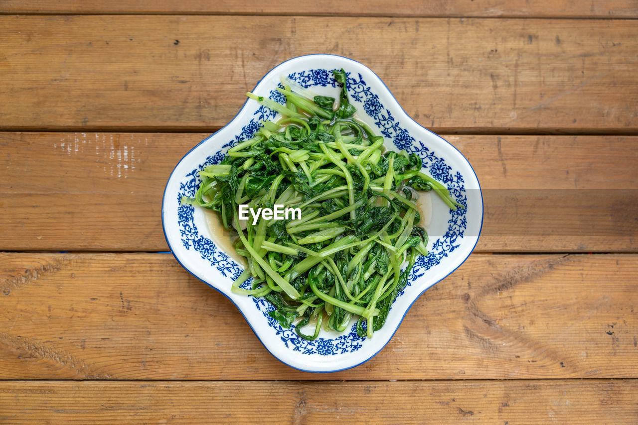 food and drink, food, healthy eating, wellbeing, wood, freshness, vegetable, indoors, produce, table, high angle view, no people, studio shot, leaf vegetable, directly above, bowl, plate, still life, herb, green, raw food, vegetarian food, crockery