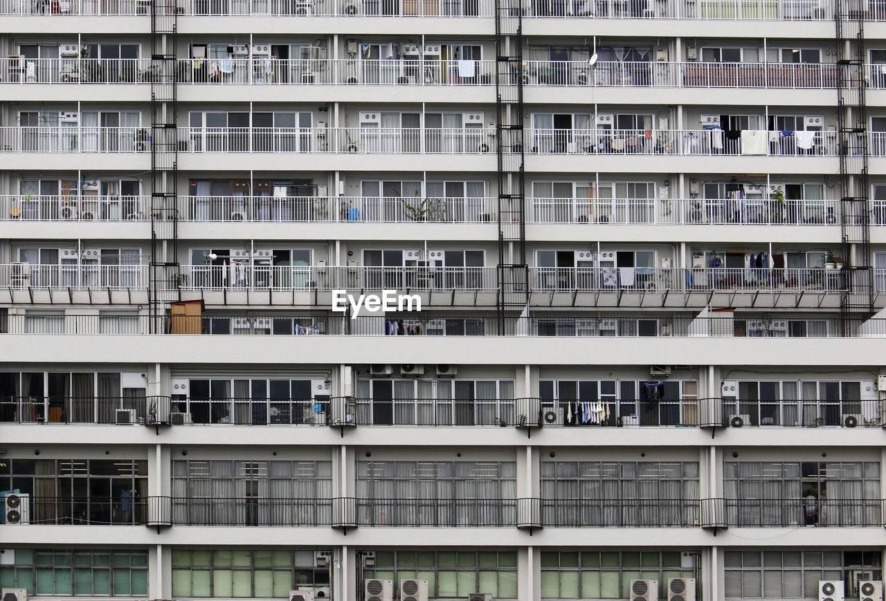 VIEW OF PEOPLE IN FRONT OF BUILDING