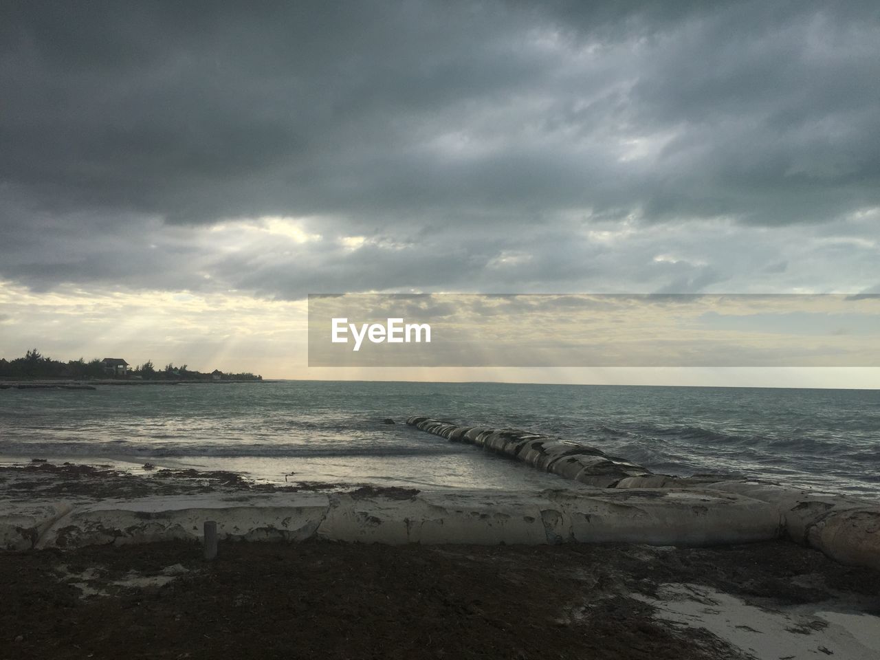 SCENIC VIEW OF BEACH AND SEA AGAINST SKY