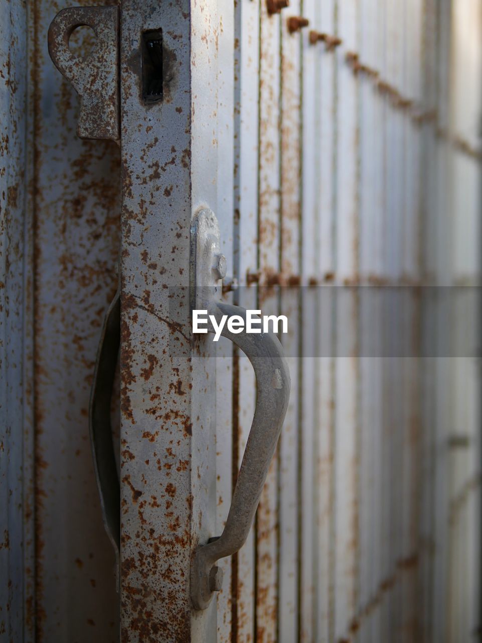 CLOSE-UP OF RUSTY METAL CHAIN