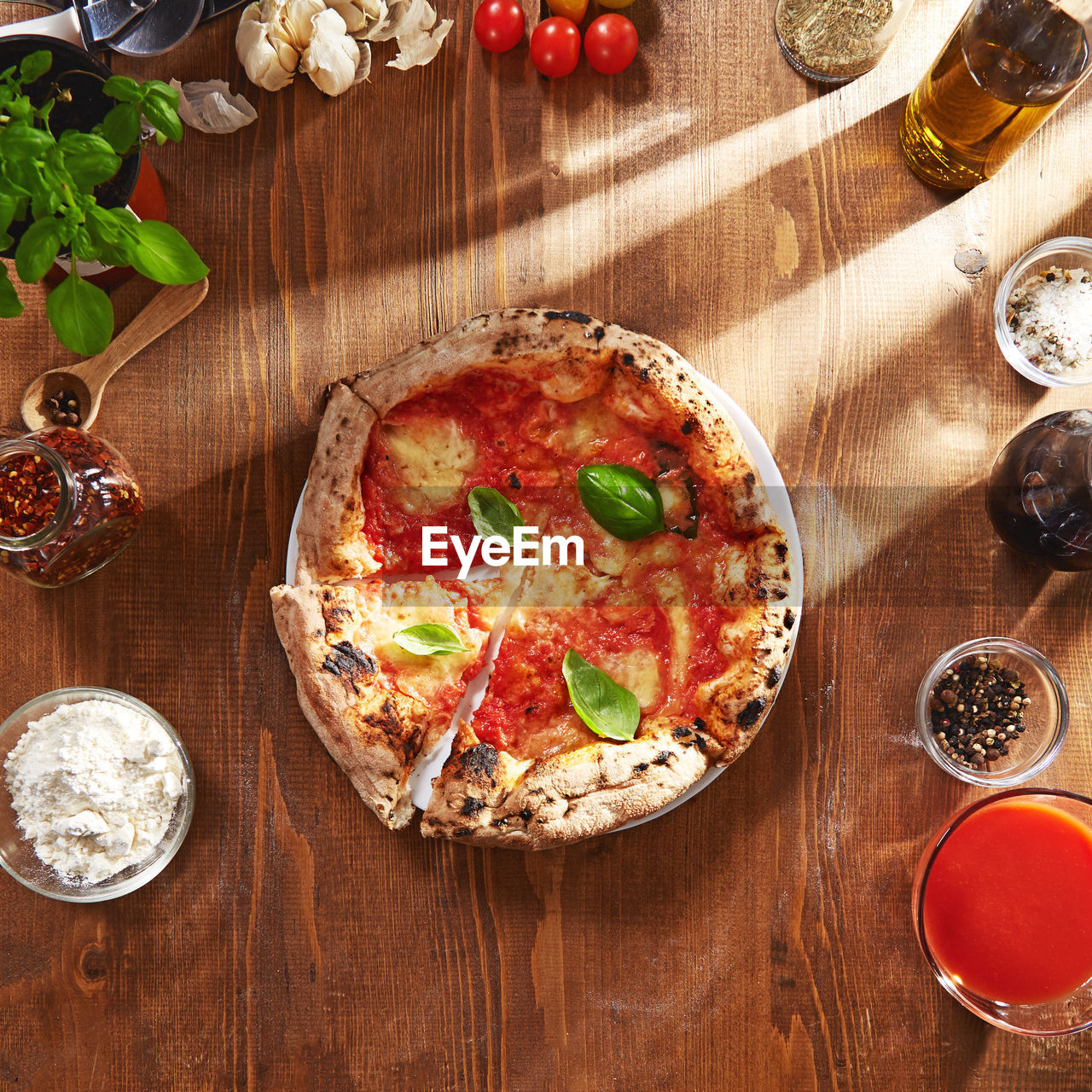 HIGH ANGLE VIEW OF PIZZA IN GLASS ON TABLE
