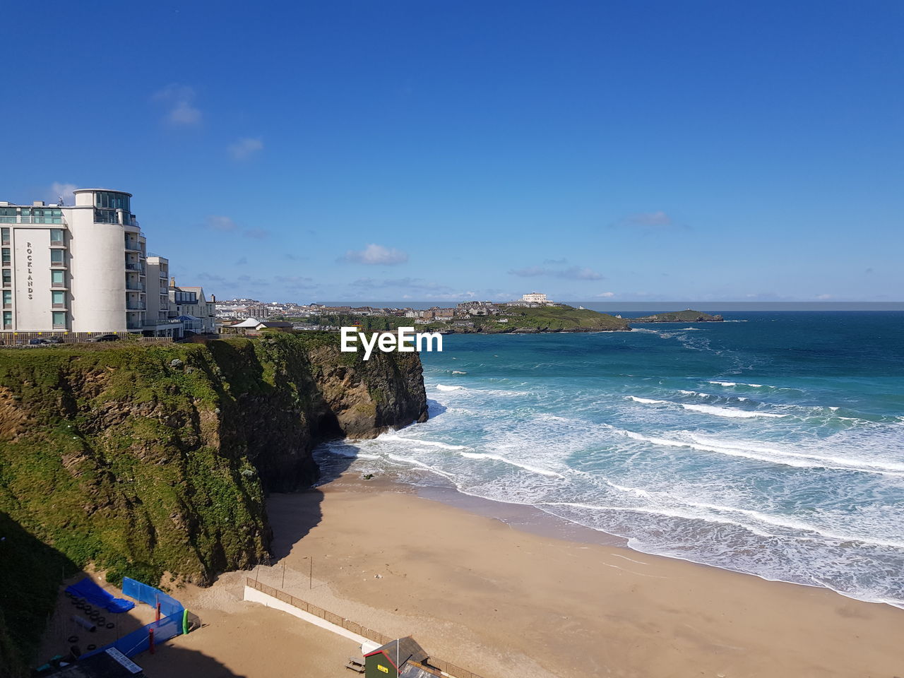 SCENIC VIEW OF SEA AGAINST BUILDINGS