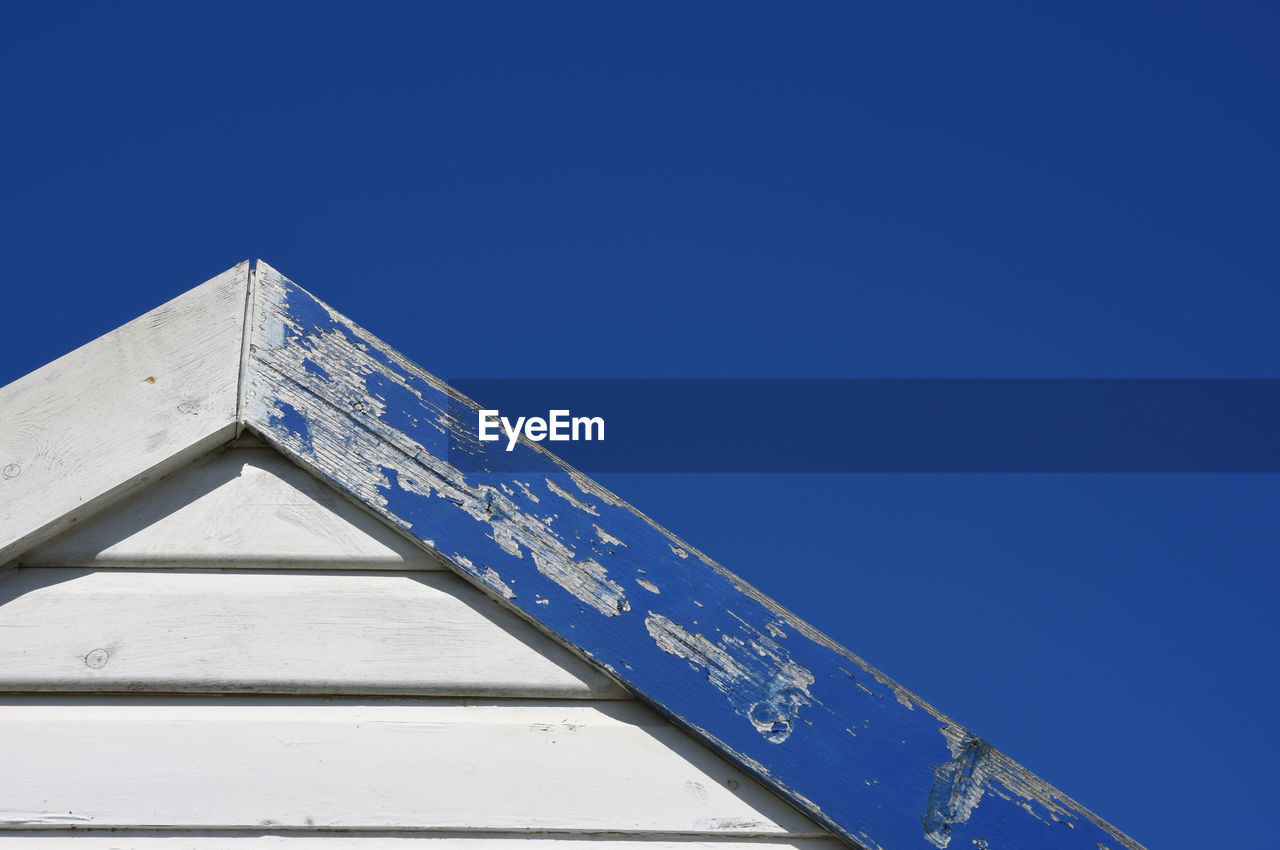 LOW ANGLE VIEW OF BUILDING AGAINST CLEAR SKY