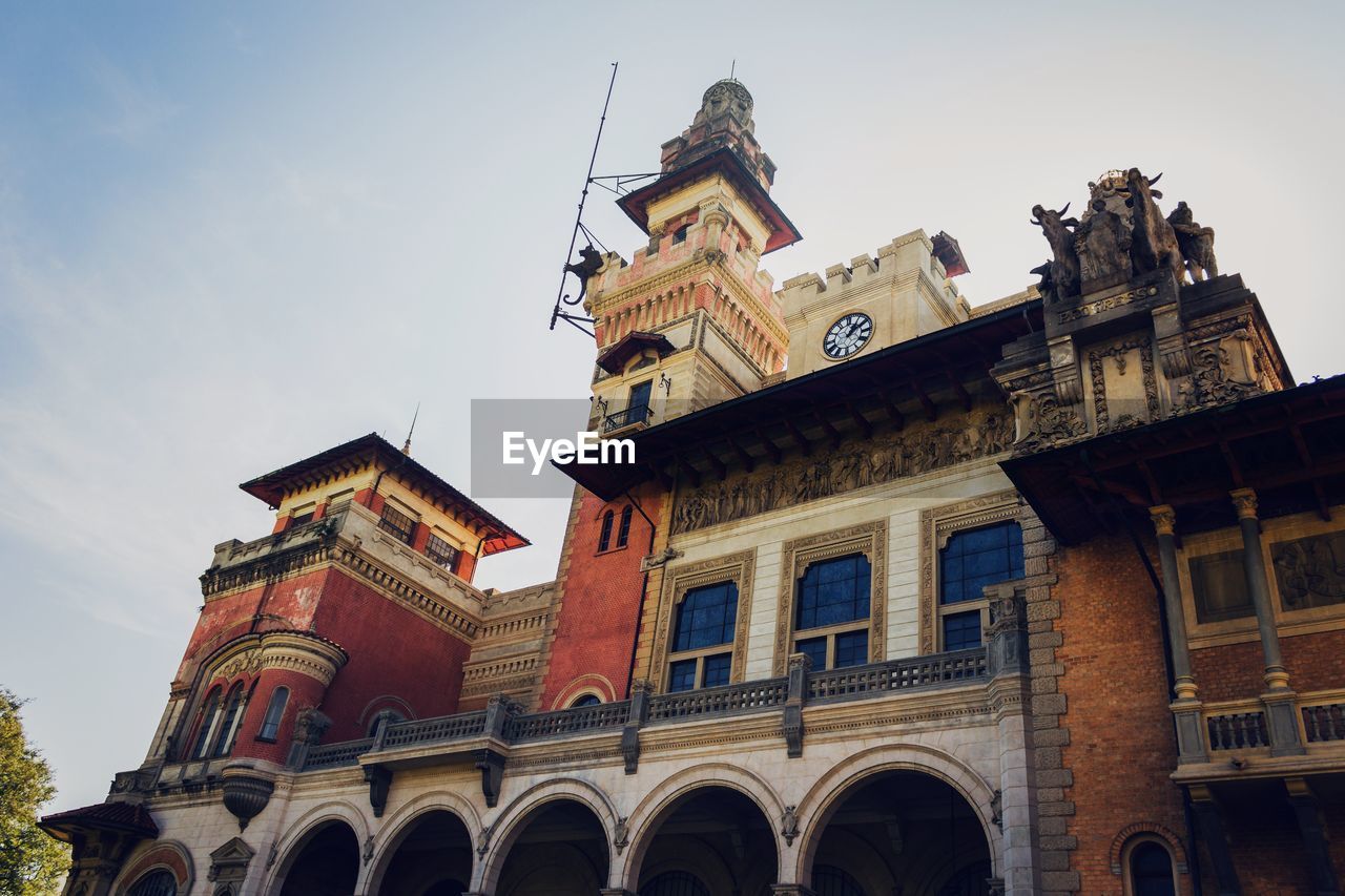 LOW ANGLE VIEW OF A BUILDING