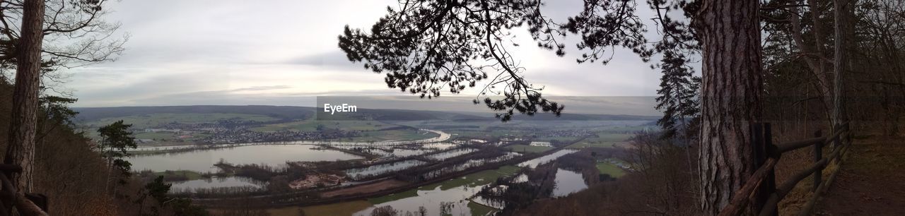 PANORAMIC VIEW OF AGRICULTURAL LANDSCAPE AGAINST SEA