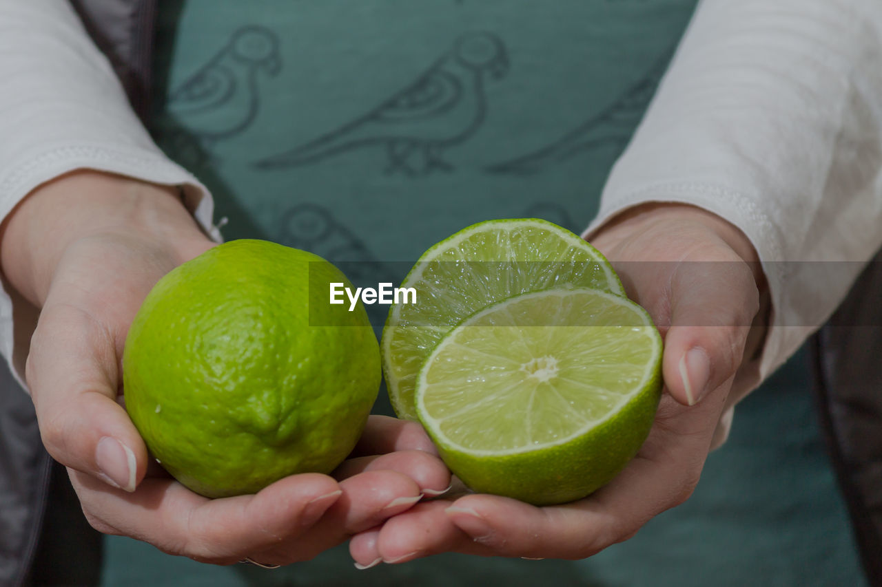 CROPPED IMAGE OF MAN HOLDING FRUIT