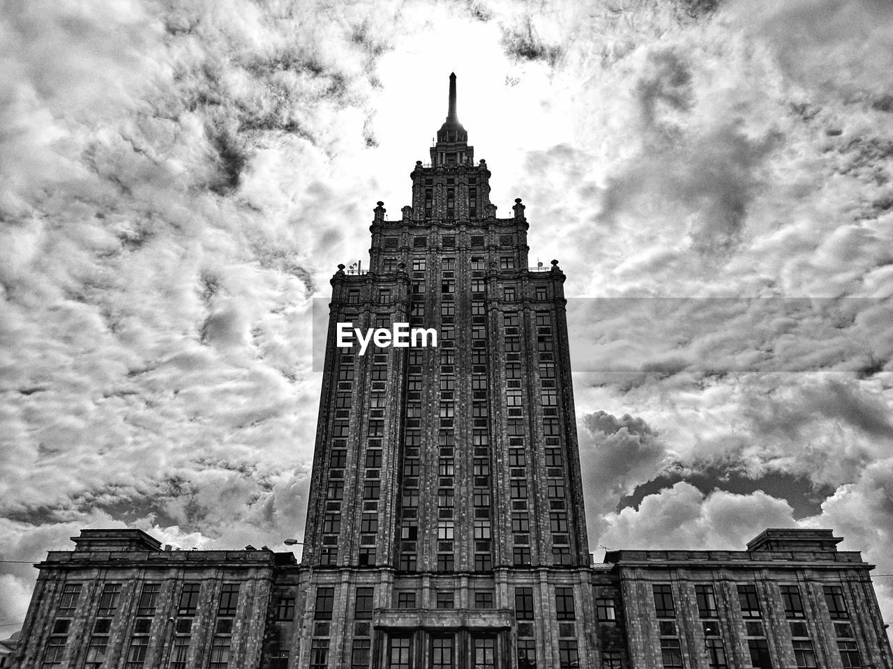 LOW ANGLE VIEW OF HISTORICAL BUILDING AGAINST SKY