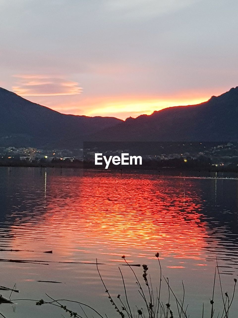 SCENIC VIEW OF LAKE AGAINST SKY DURING SUNSET