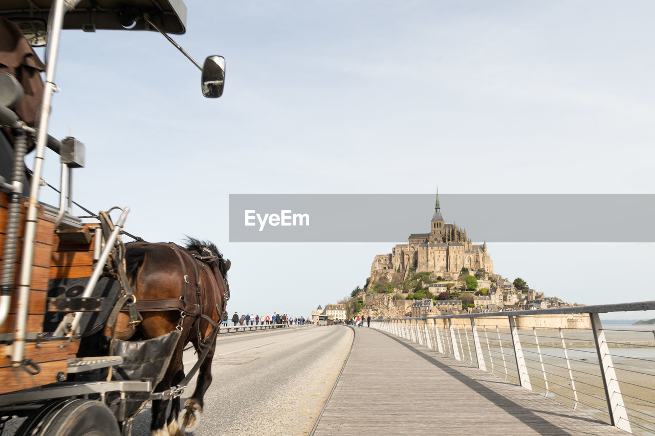 With the horse-drawn carriage to the island le mont-saint-michel.