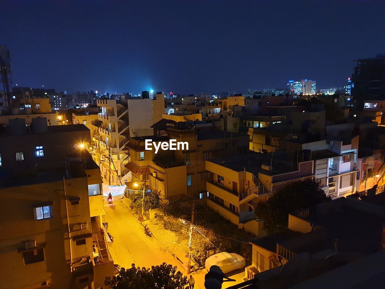 HIGH ANGLE VIEW OF ILLUMINATED BUILDINGS AGAINST SKY