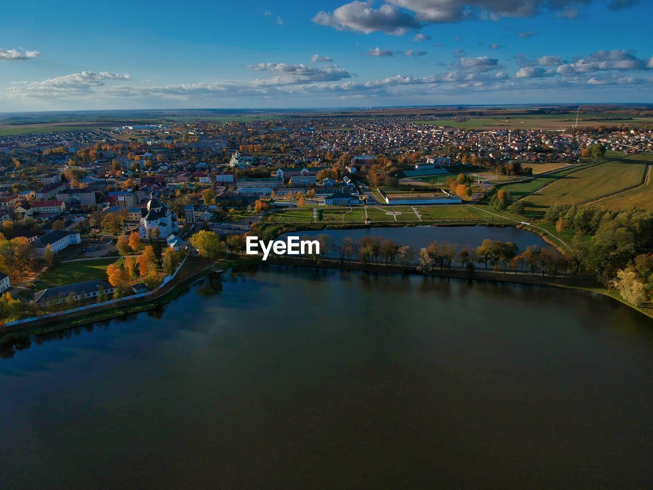 HIGH ANGLE VIEW OF RIVER BY BUILDINGS AGAINST SKY