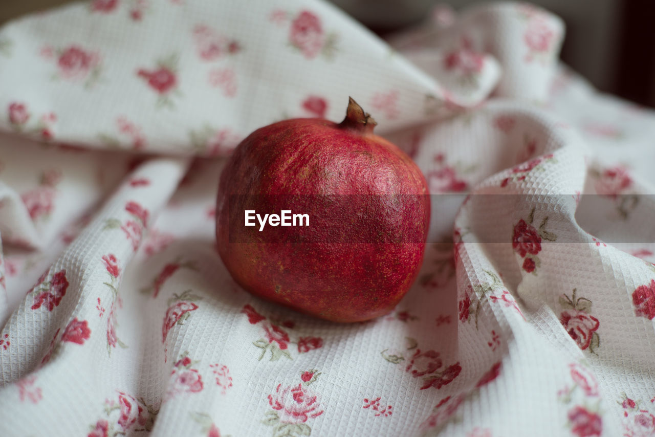 CLOSE-UP OF APPLE ON TABLE