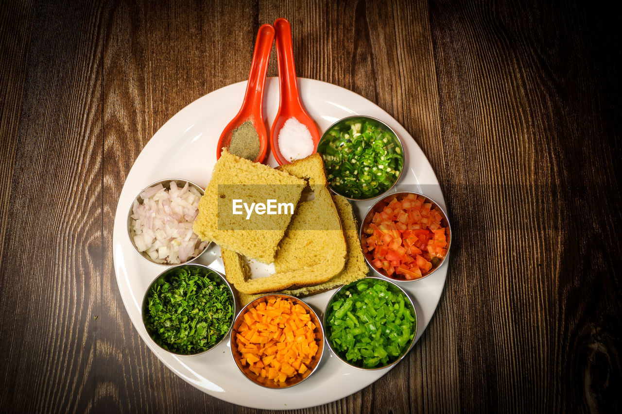 HIGH ANGLE VIEW OF FOOD IN PLATE