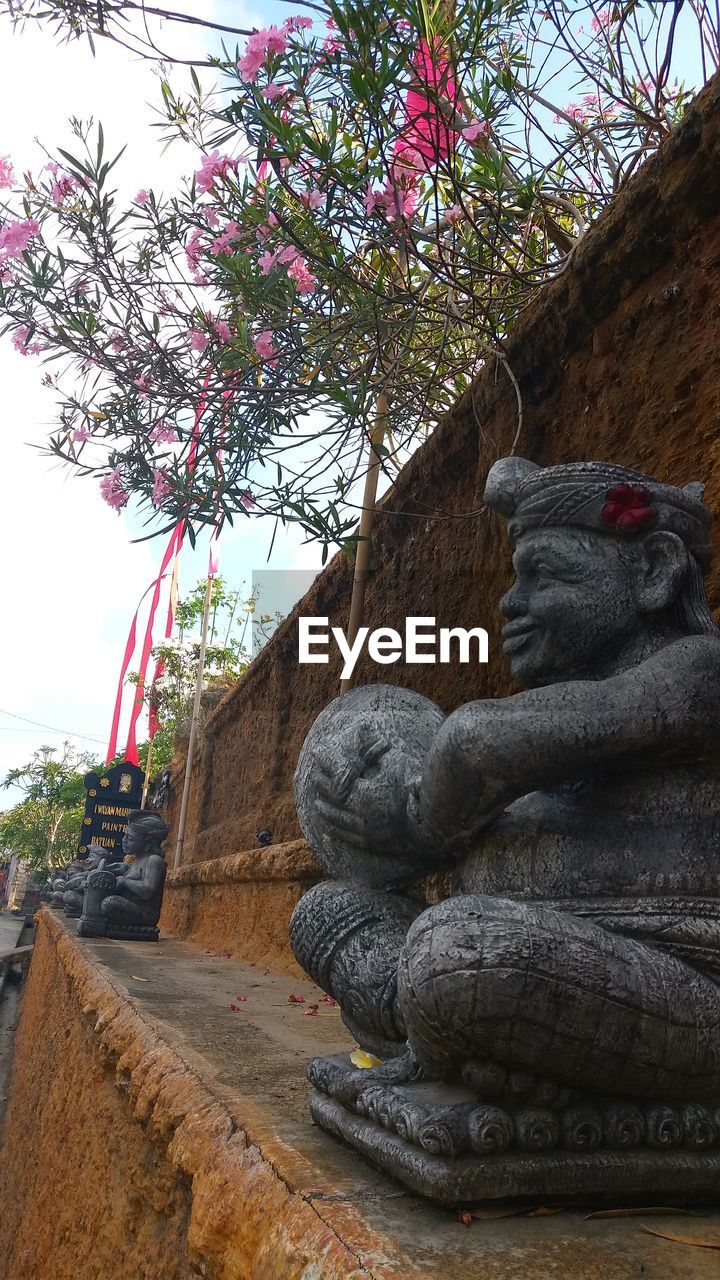 LOW ANGLE VIEW OF STATUE IN THE PARK