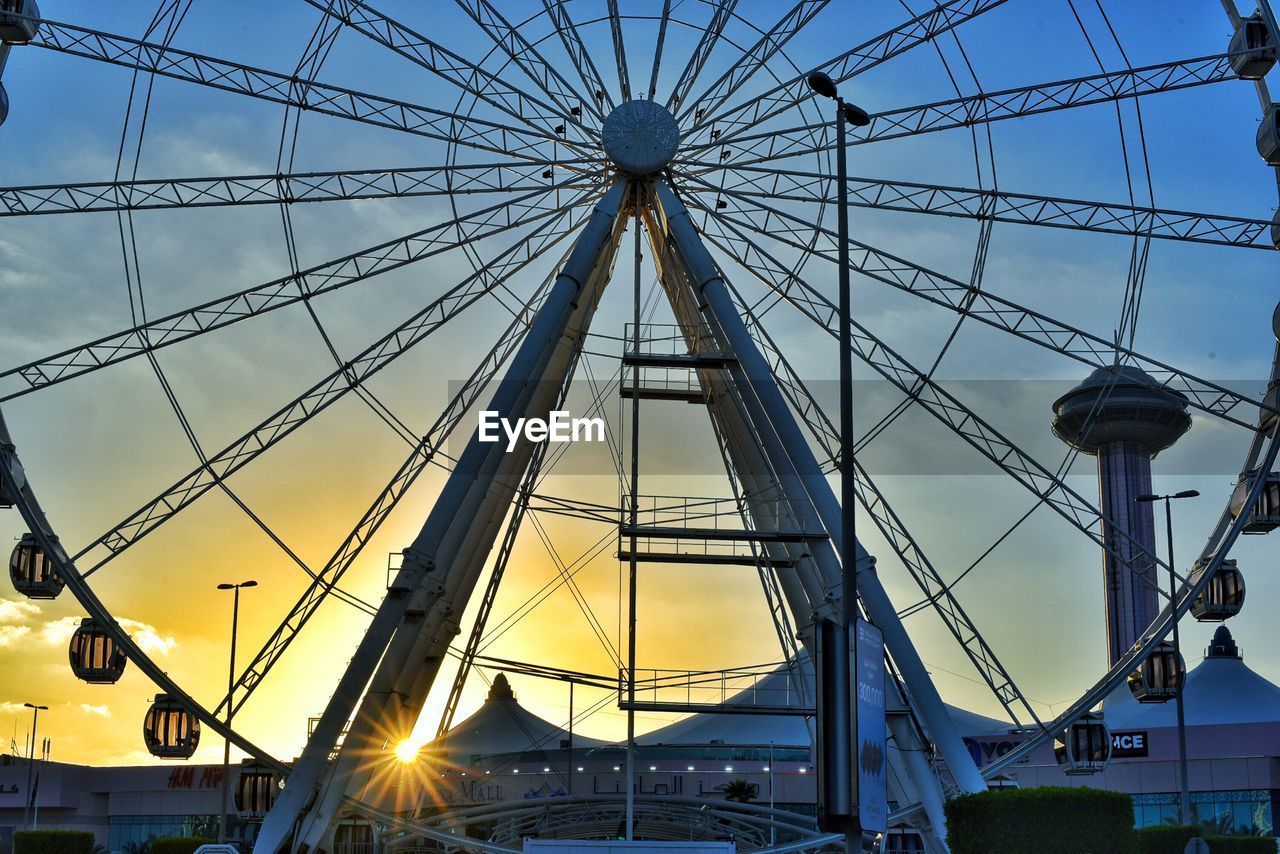 LOW ANGLE VIEW OF FERRIS WHEEL