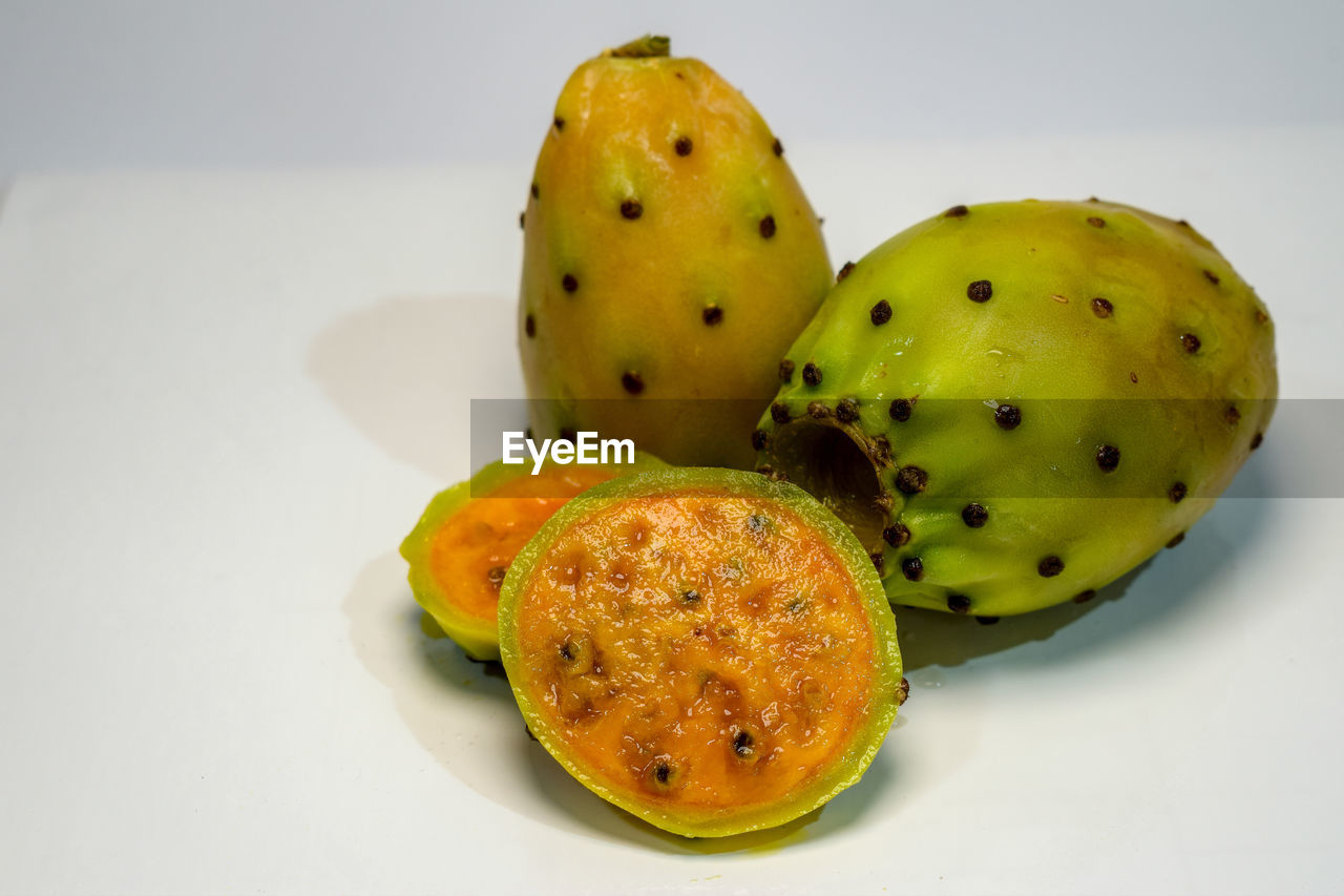 HIGH ANGLE VIEW OF FRUIT ON TABLE