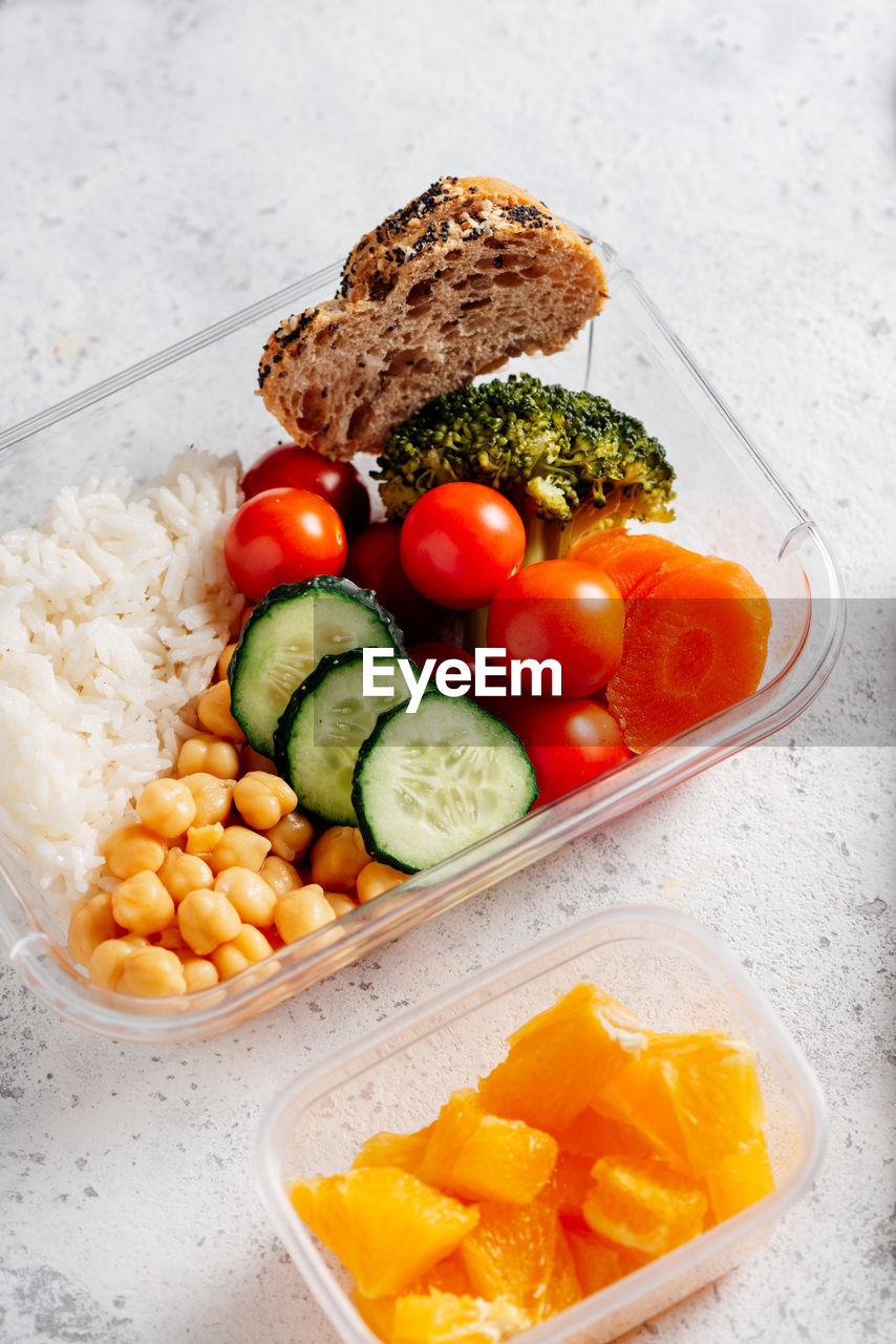 HIGH ANGLE VIEW OF FRUITS AND VEGETABLES IN BOWL ON TABLE