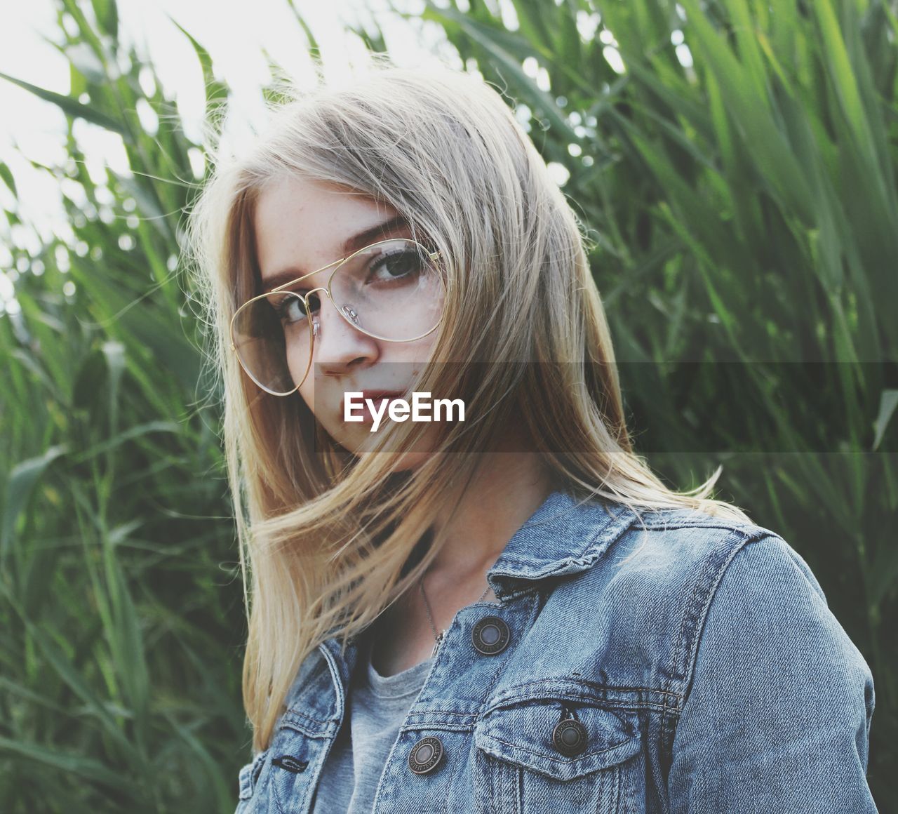 CLOSE-UP PORTRAIT OF YOUNG WOMAN WEARING EYEGLASSES