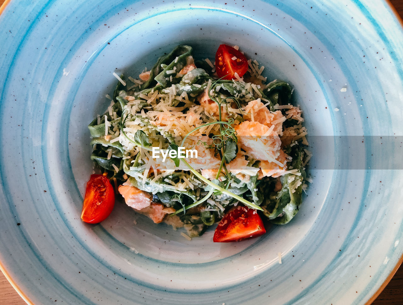 DIRECTLY ABOVE SHOT OF CHOPPED VEGETABLES IN PLATE