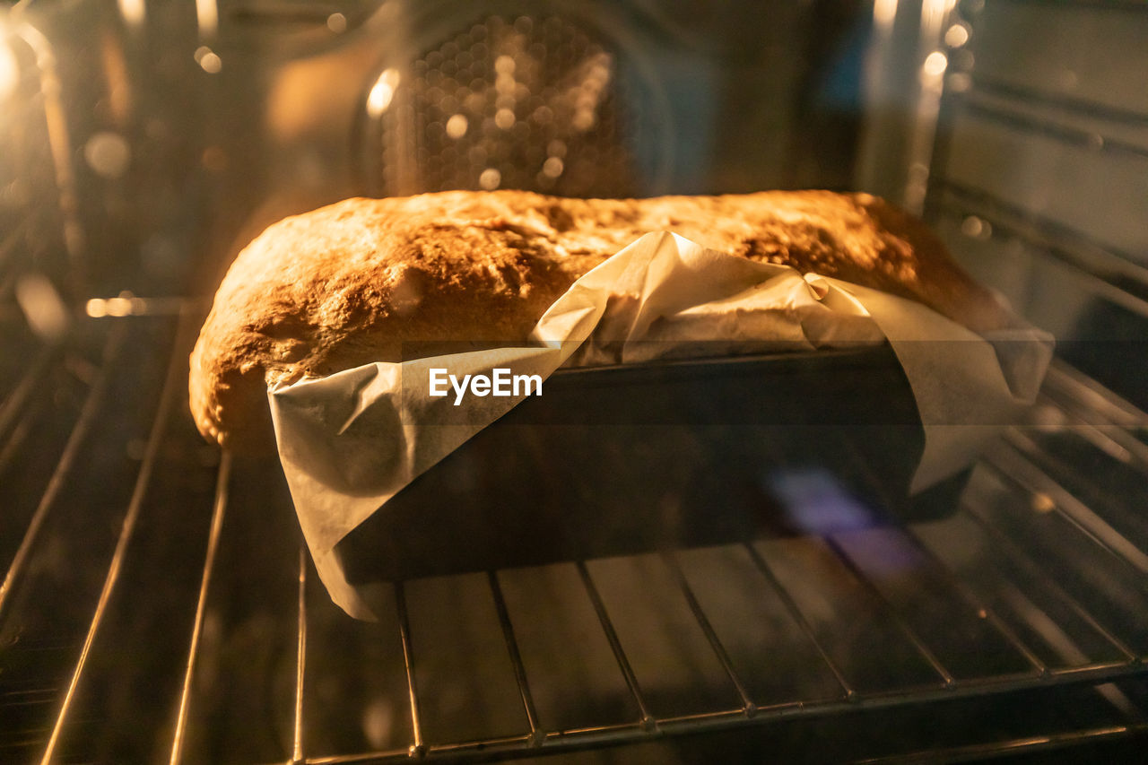 HIGH ANGLE VIEW OF BREAD ON TABLE