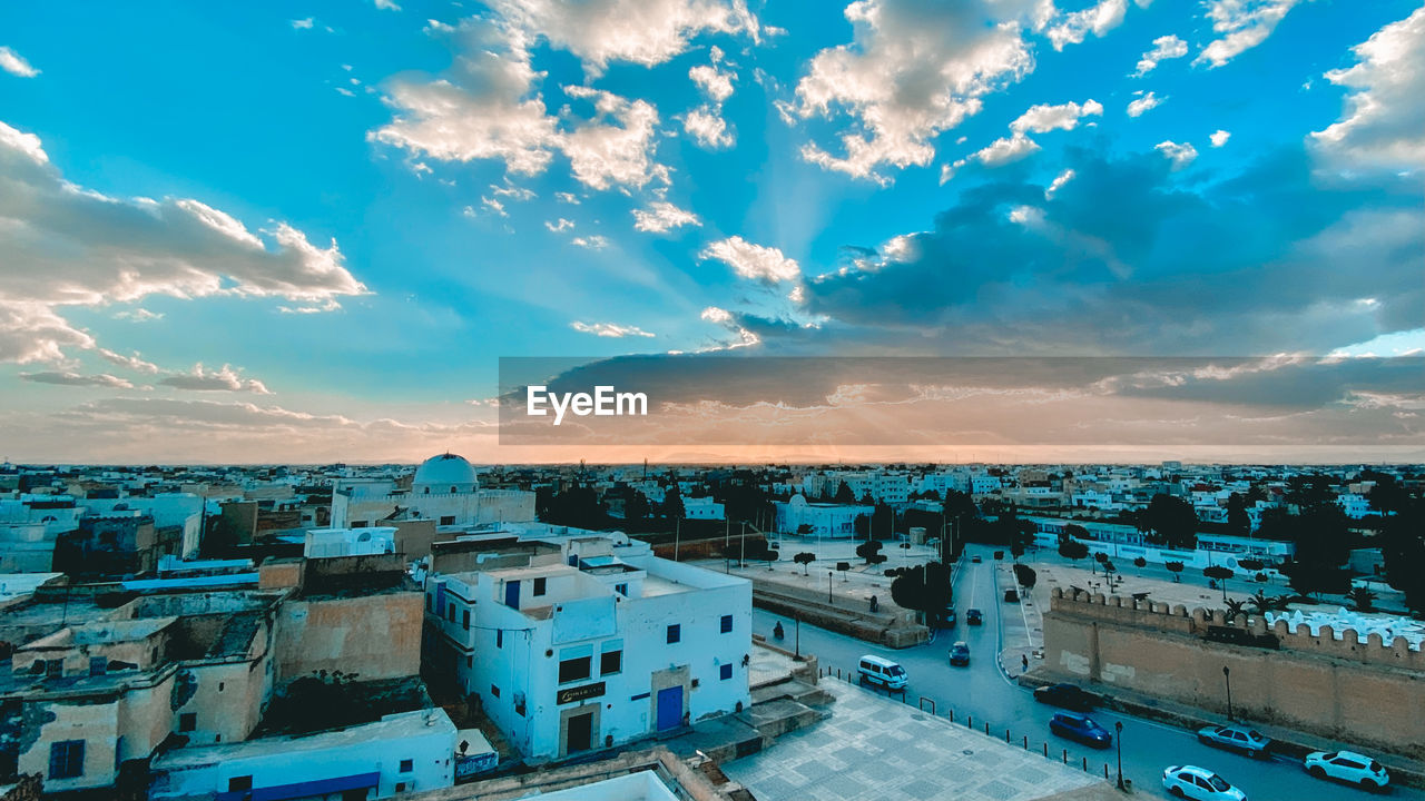 HIGH ANGLE SHOT OF TOWNSCAPE AGAINST SKY