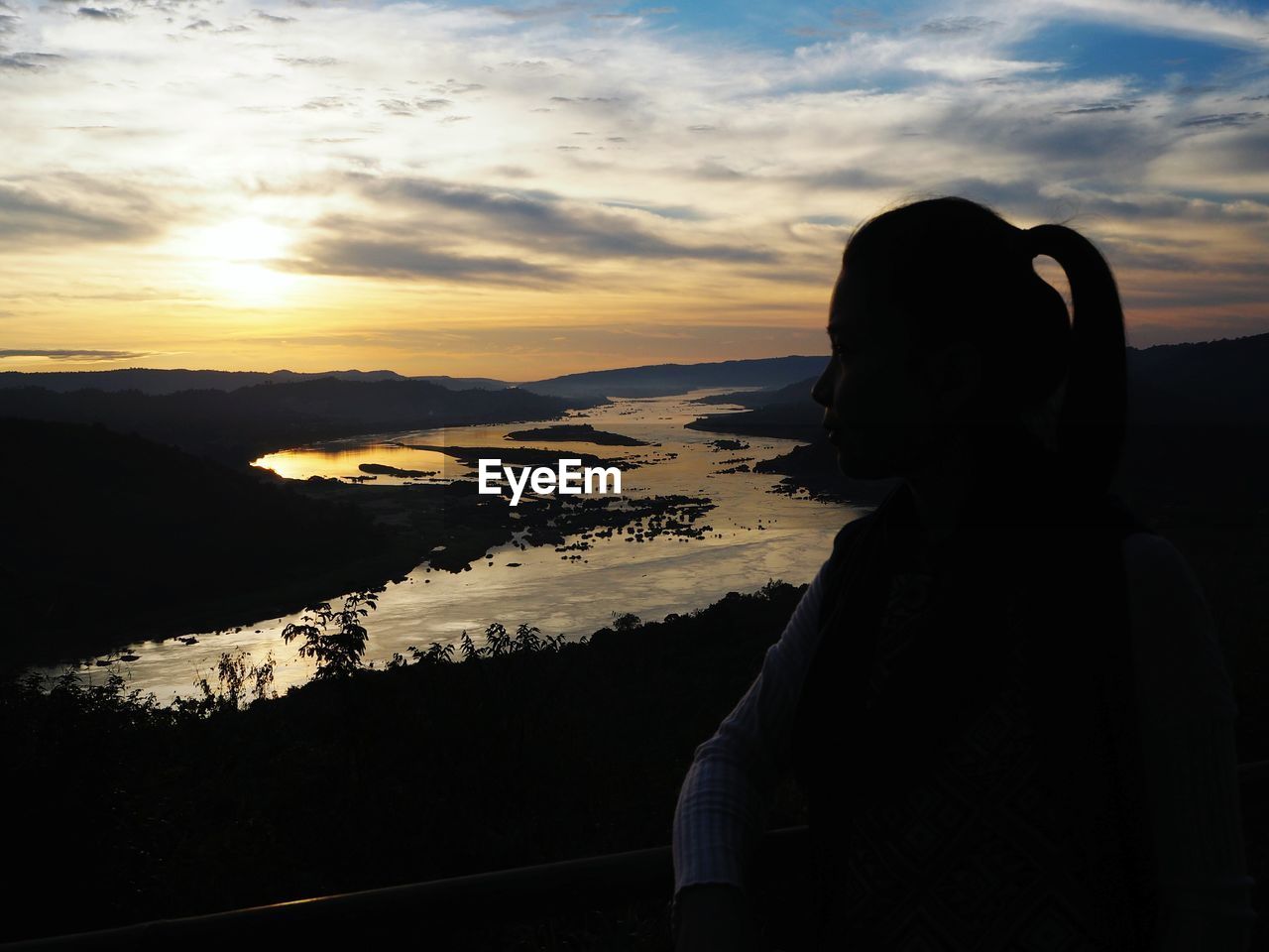 REAR VIEW OF SILHOUETTE MAN LOOKING AT SUNSET