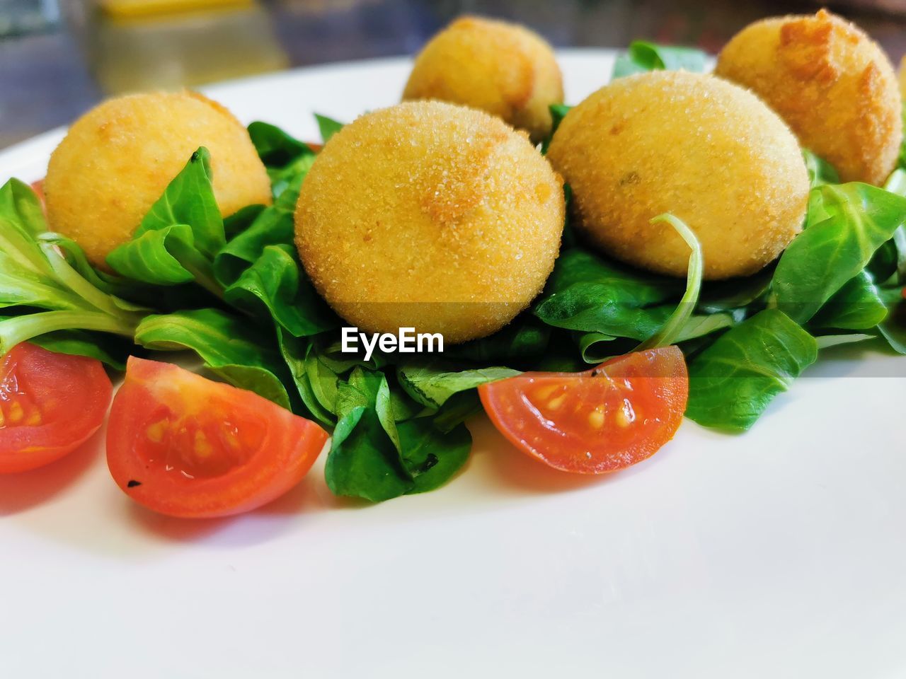 CLOSE-UP OF ORANGES AND FRUITS IN PLATE