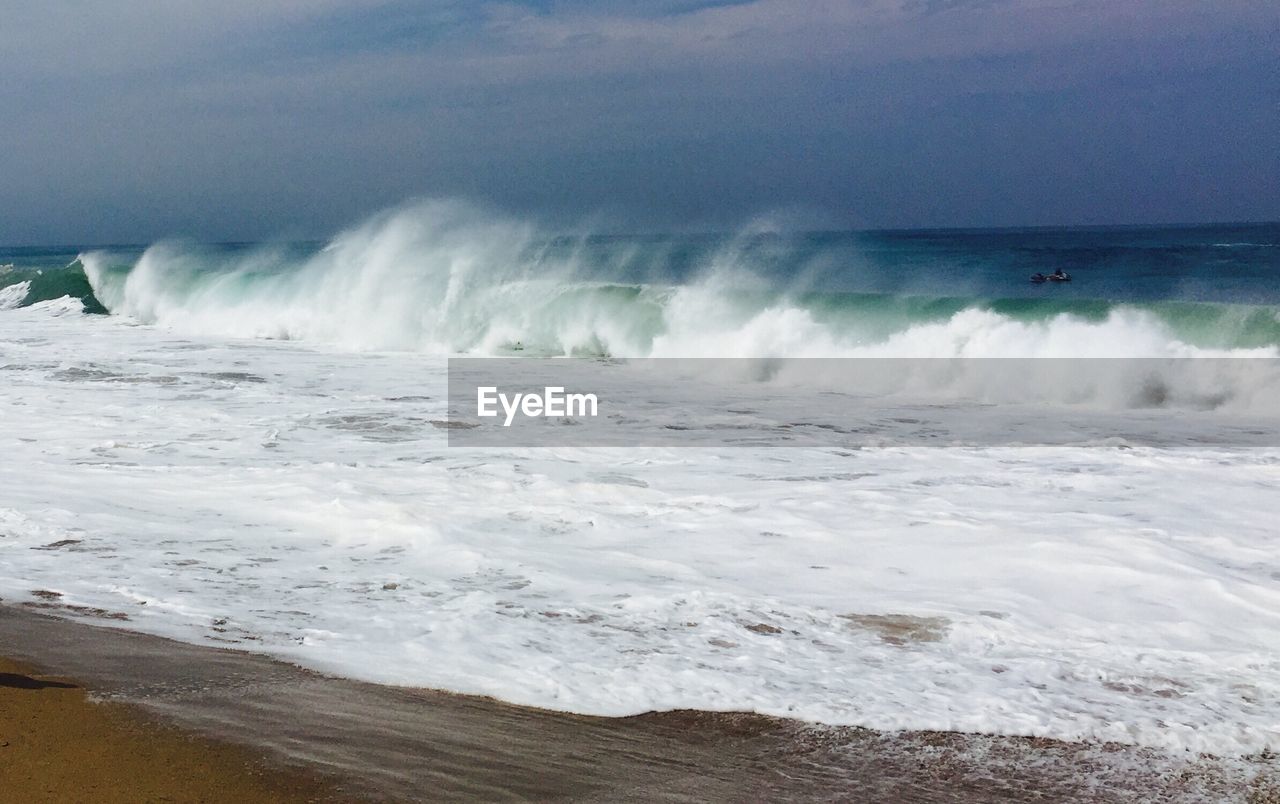 WAVES SPLASHING ON ROCKS AT BEACH