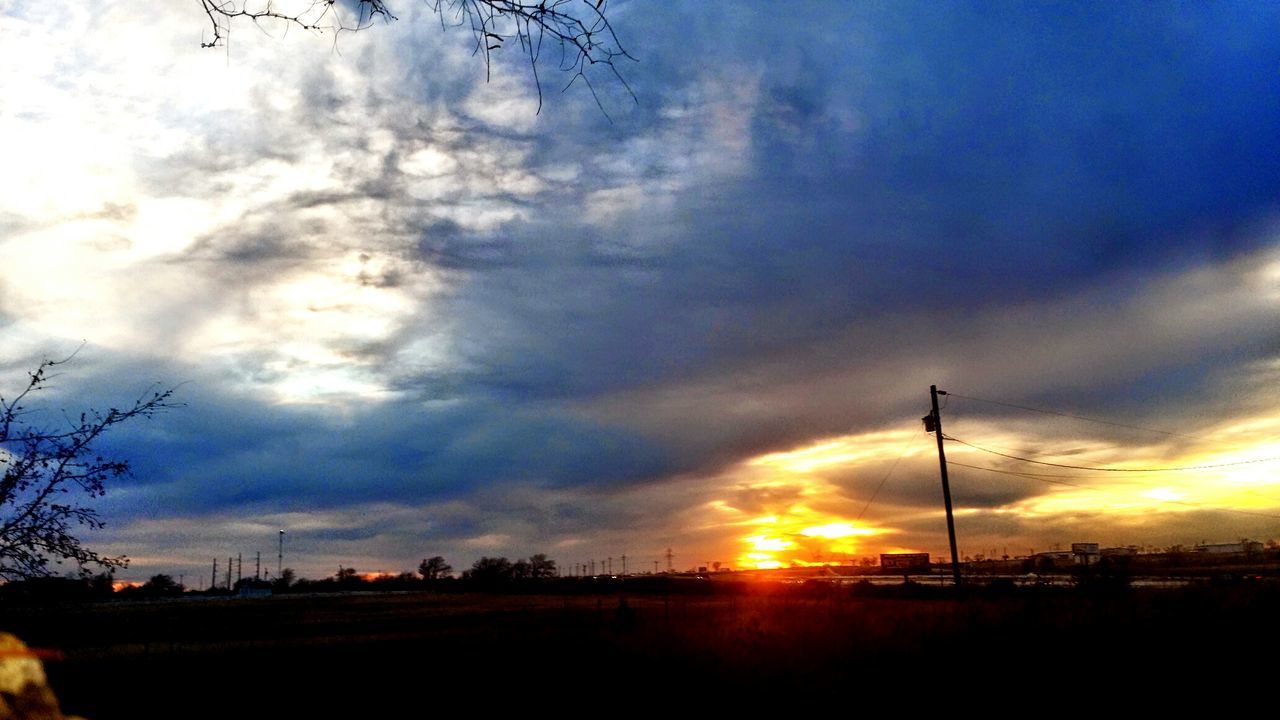 SCENIC VIEW OF LANDSCAPE AGAINST CLOUDY SKY AT SUNSET