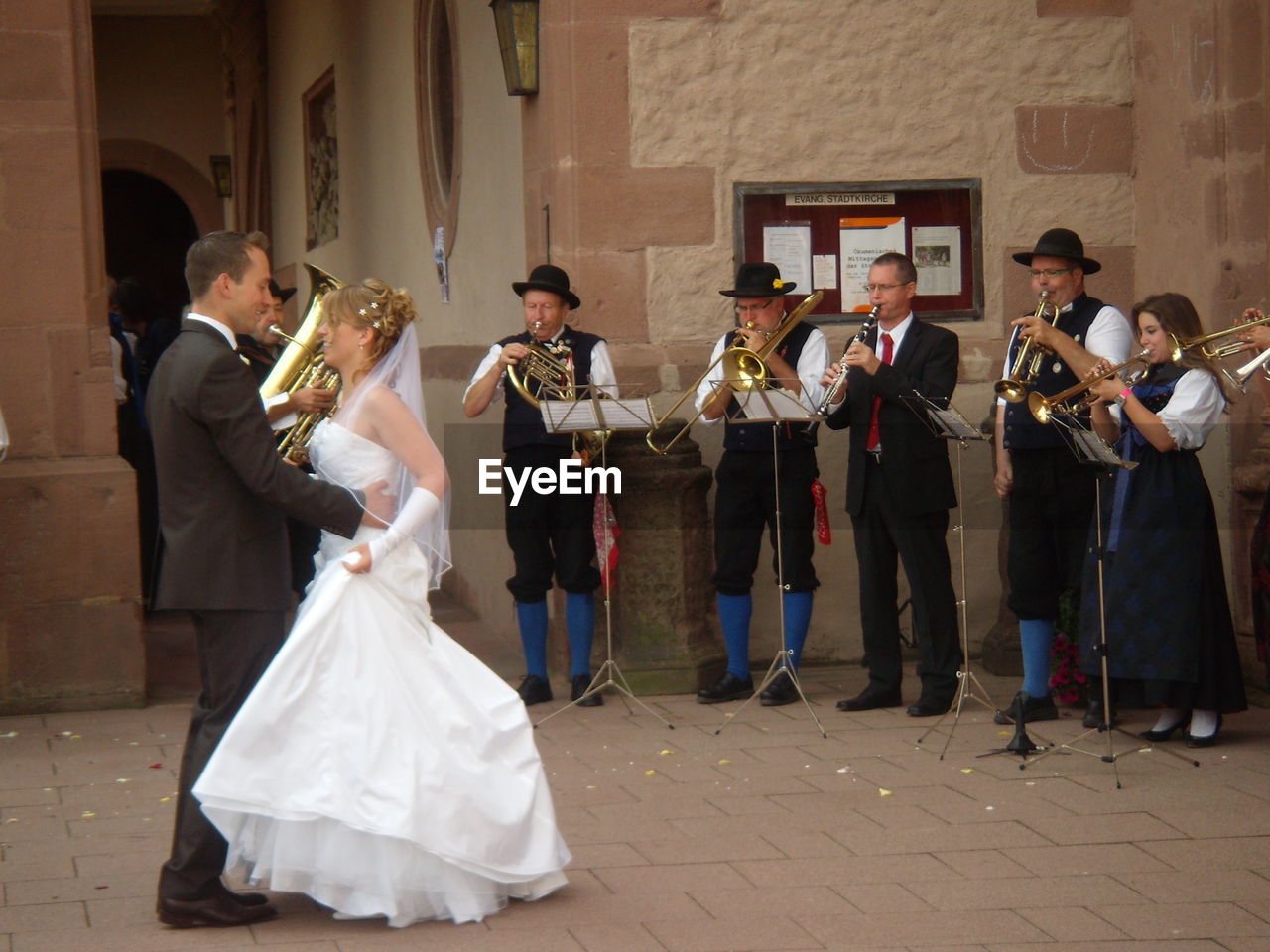 GROUP OF PEOPLE PLAYING IN MUSIC CONCERT