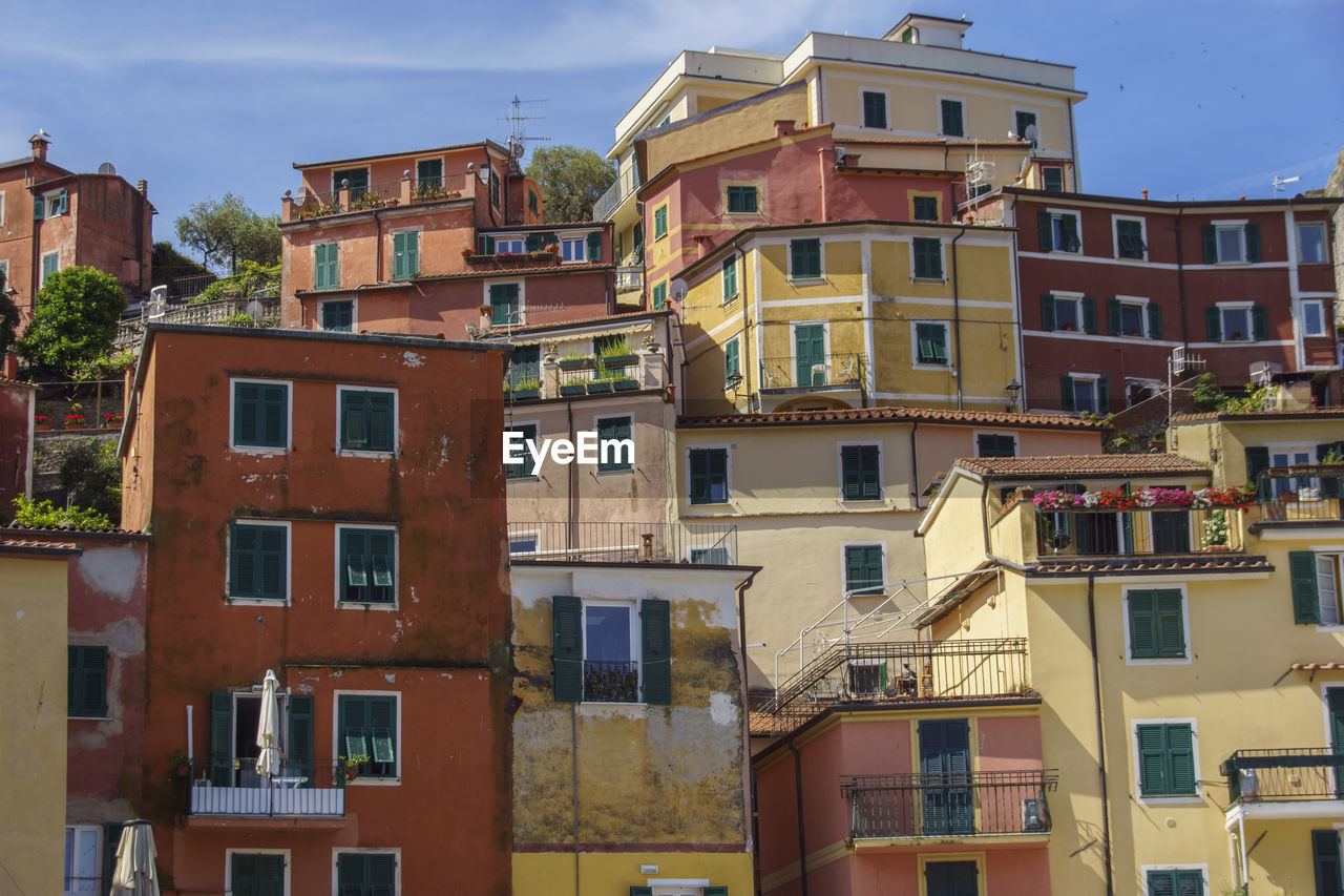 LOW ANGLE VIEW OF RESIDENTIAL BUILDINGS AGAINST SKY