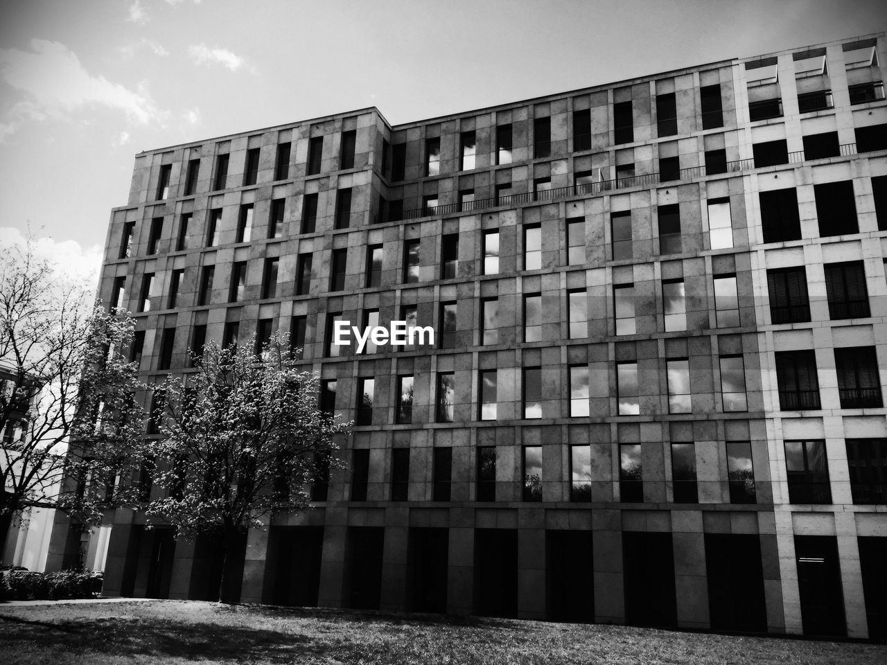 LOW ANGLE VIEW OF OFFICE BUILDING AGAINST SKY