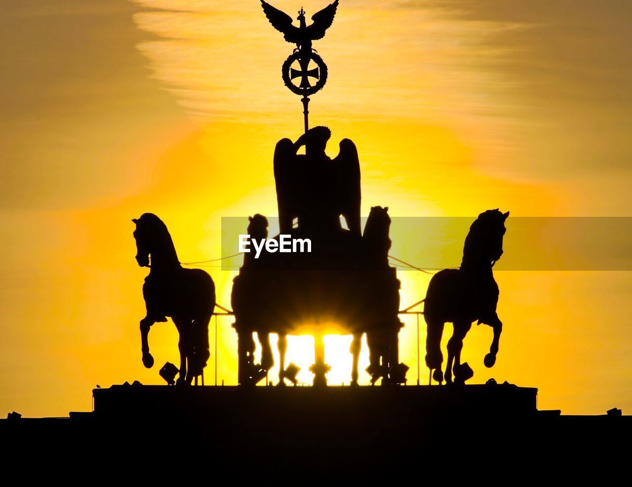 LOW ANGLE VIEW OF SILHOUETTE HORSES AGAINST SKY DURING SUNSET