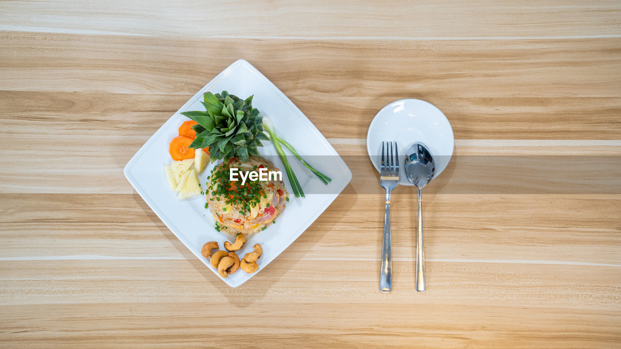 HIGH ANGLE VIEW OF FOOD ON TABLE