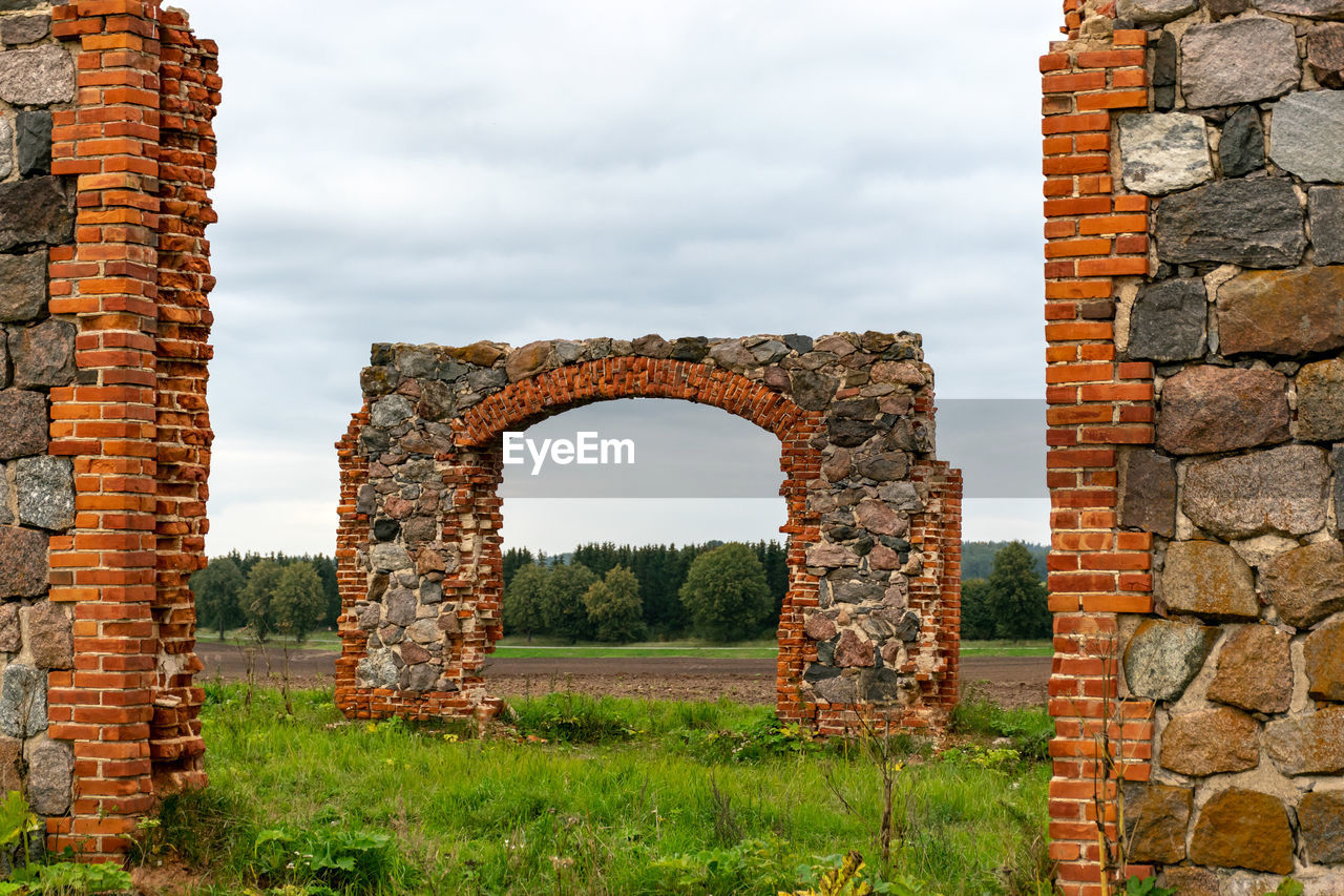 ruins, architecture, brick, history, wall, brick wall, the past, built structure, arch, old ruin, ancient history, sky, ancient, nature, rock, stone wall, grass, old, aqueduct, stone material, no people, plant, travel destinations, wall - building feature, cloud, landscape, building exterior, ruined, outdoors, travel, damaged, day, abandoned, rural area, land, weathered, tourism, building, fort, rundown, landmark, ancient civilization, bad condition