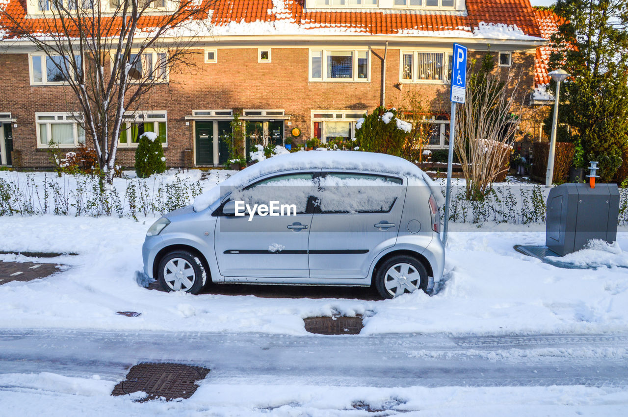 CAR ON SNOW COVERED CITY