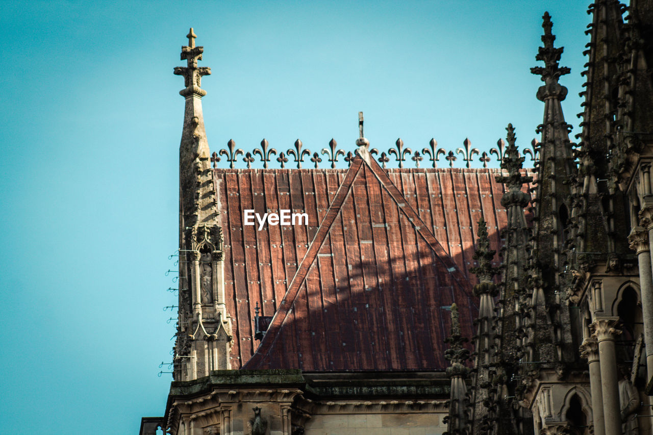 LOW ANGLE VIEW OF BUILDING AGAINST CLEAR SKY