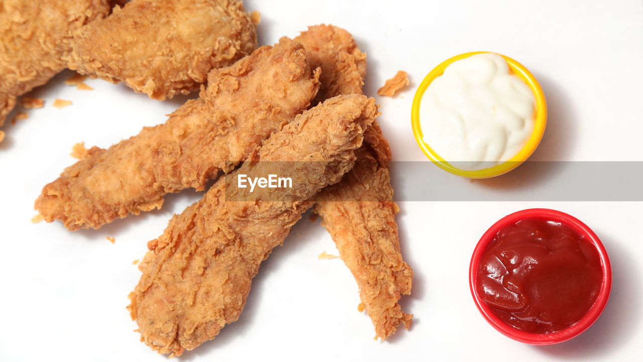 HIGH ANGLE VIEW OF BREAKFAST IN PLATE